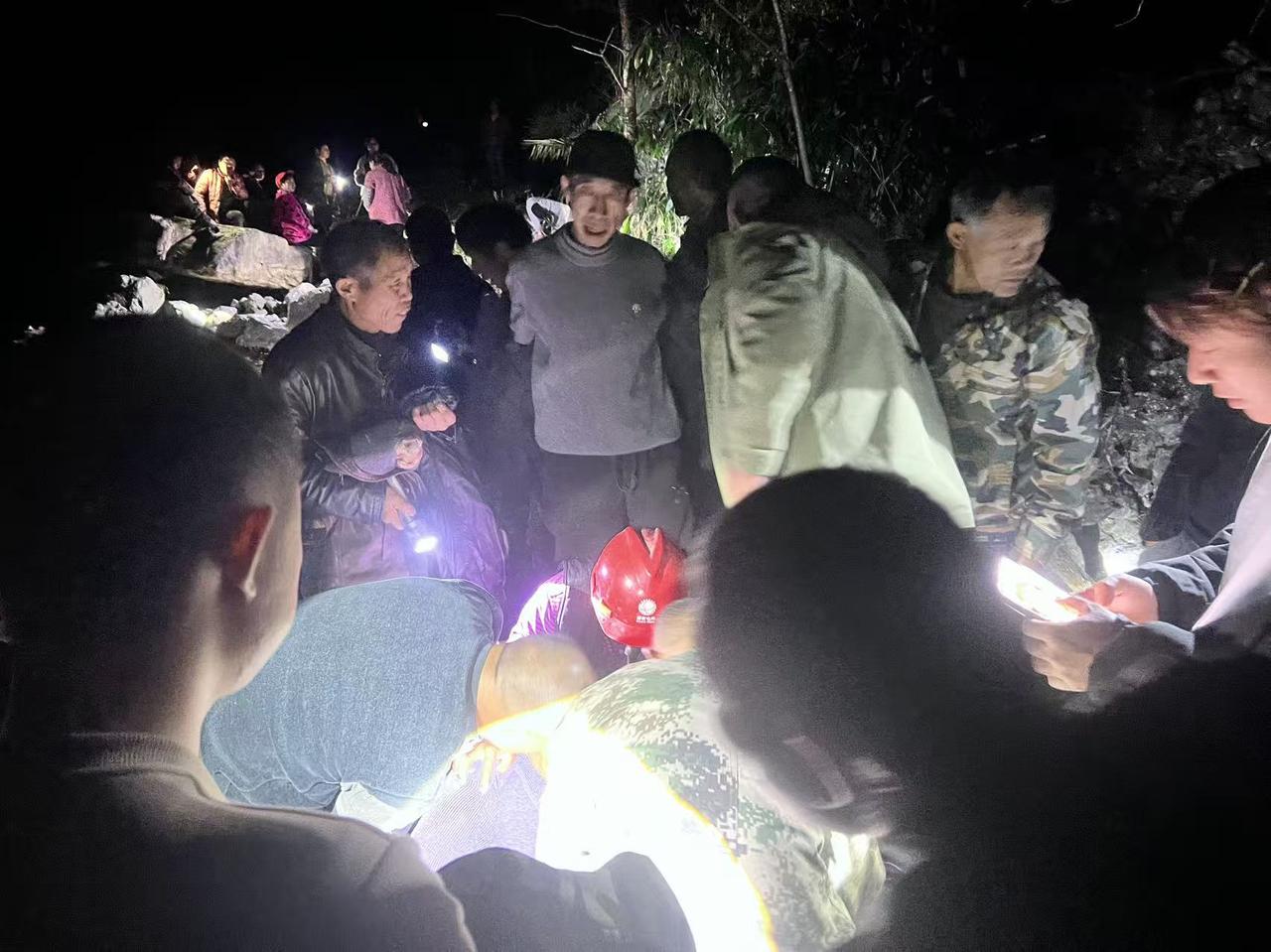 12月18日下午，张家界桑植县南滩村，69岁的痴呆老人在山中走失。接到老伴求助后