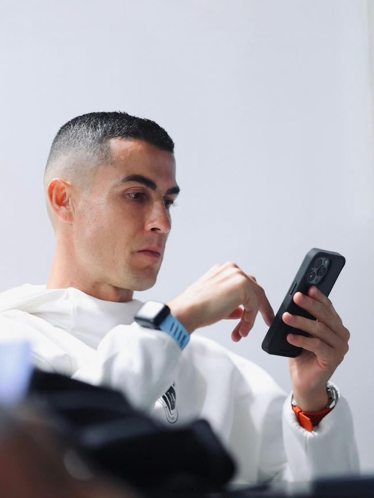 有钱如C罗也还在用旧款iPhone！C罗读秒绝杀 ​​​