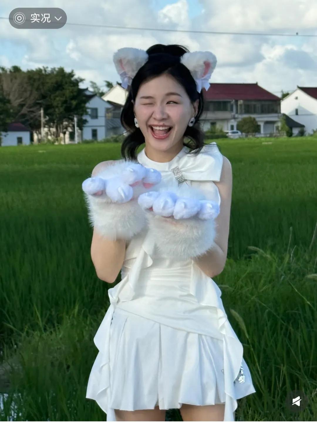 金靖，这身衣服好可爱看着太适合她了。