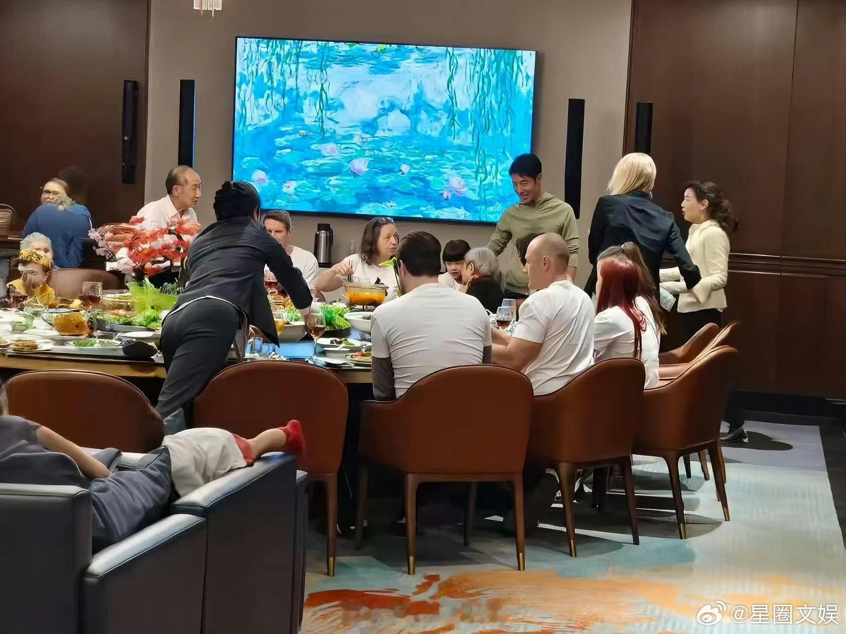 撒贝宁设宴款待李白娘家人撒贝宁设宴款待妻子娘家人 撒贝宁妻子李白的亲人来中国玩了