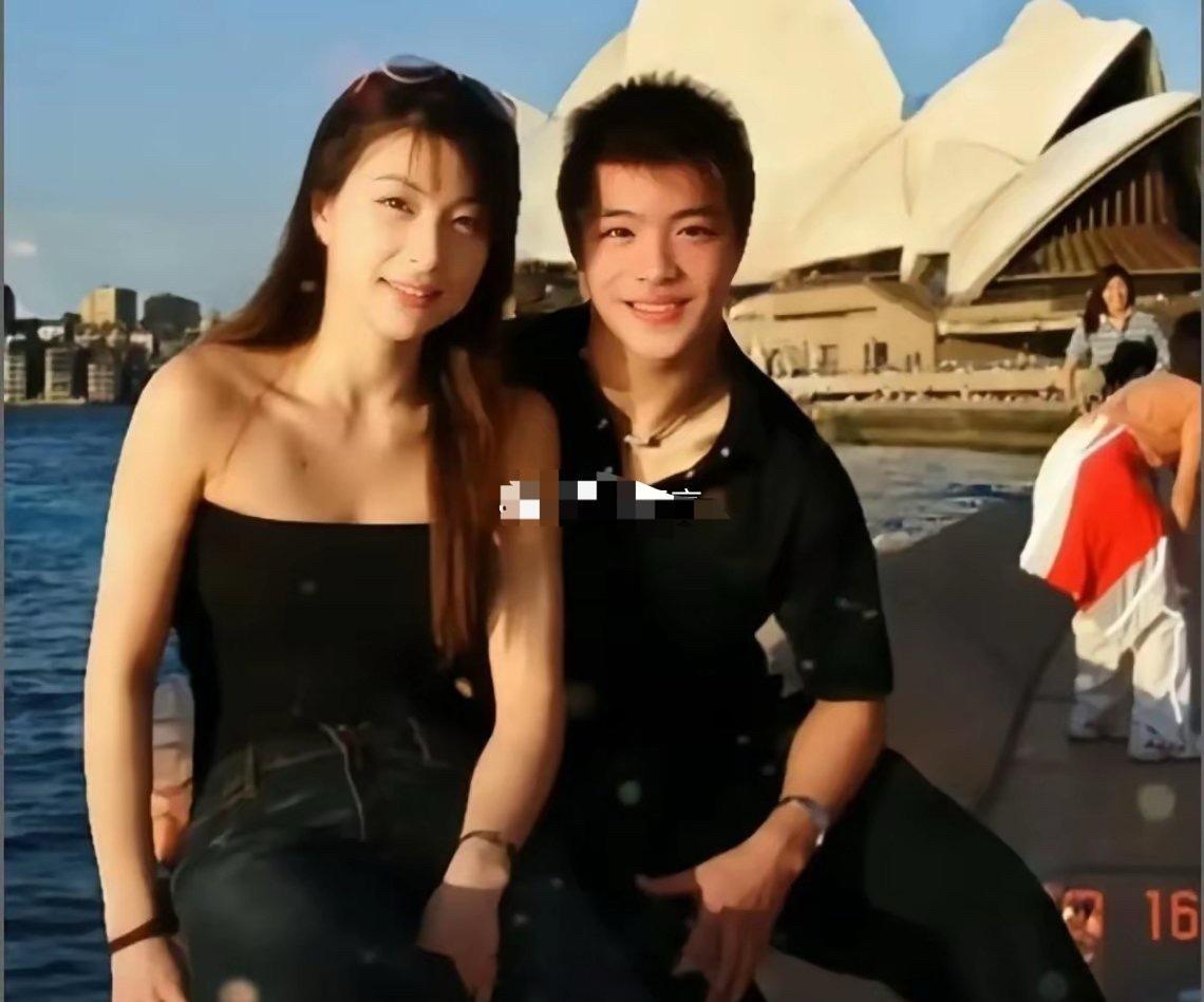 之前以为郭晶晶长得一般，没想到她年轻时是大美人。 