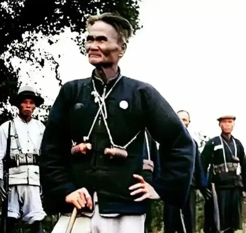 他叫胡祝南，广东中山人，拍下这张照片时，已经70岁。
 
很多人初见这张老照片，