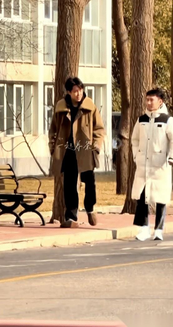 好家伙，这不妥妥的体总下班二人组吗。
王大头和牛哥，俩人裹得严严实实，边走边唠，