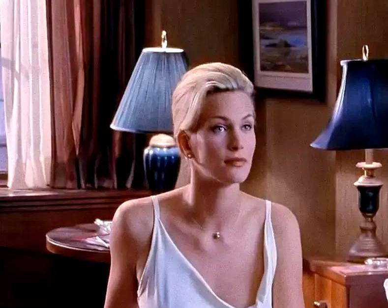 法官当庭问她几岁的儿子：“你知道你妈妈拍‘色情片’吗？
”
就这一句话。
全球最