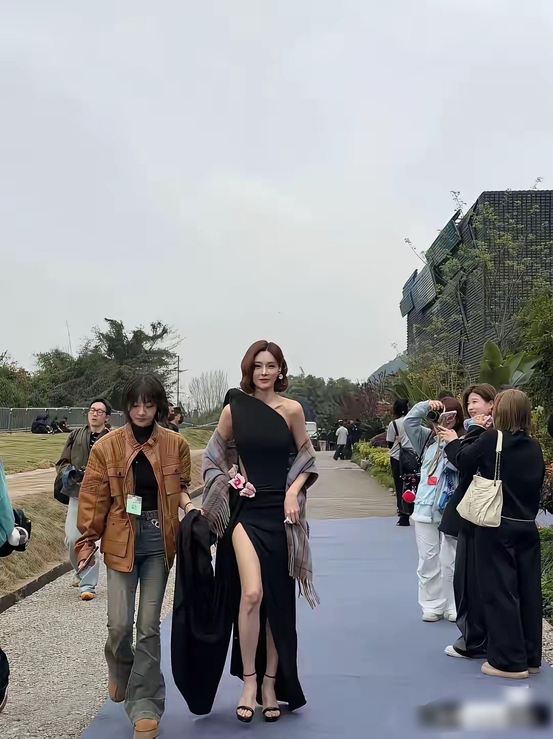 原来女神现实中长得那么漂亮，风韵犹存。 