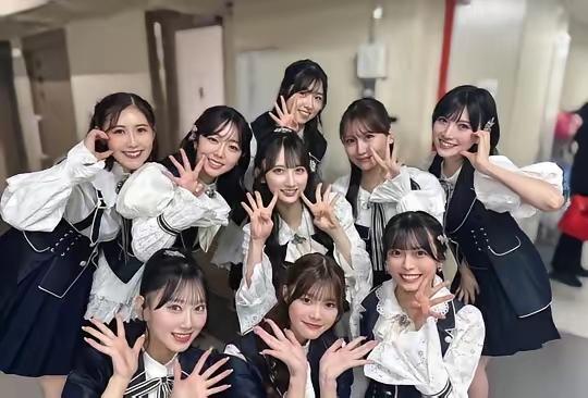 青春洋溢的少女们，一起比出可爱的手势，元气满满！😊✨