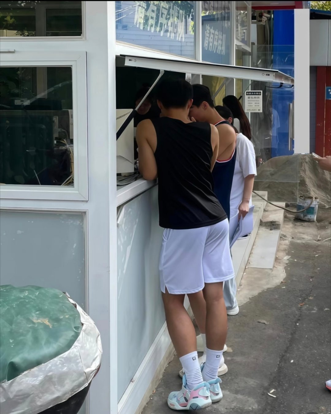 兄弟的翘臀是天生的 