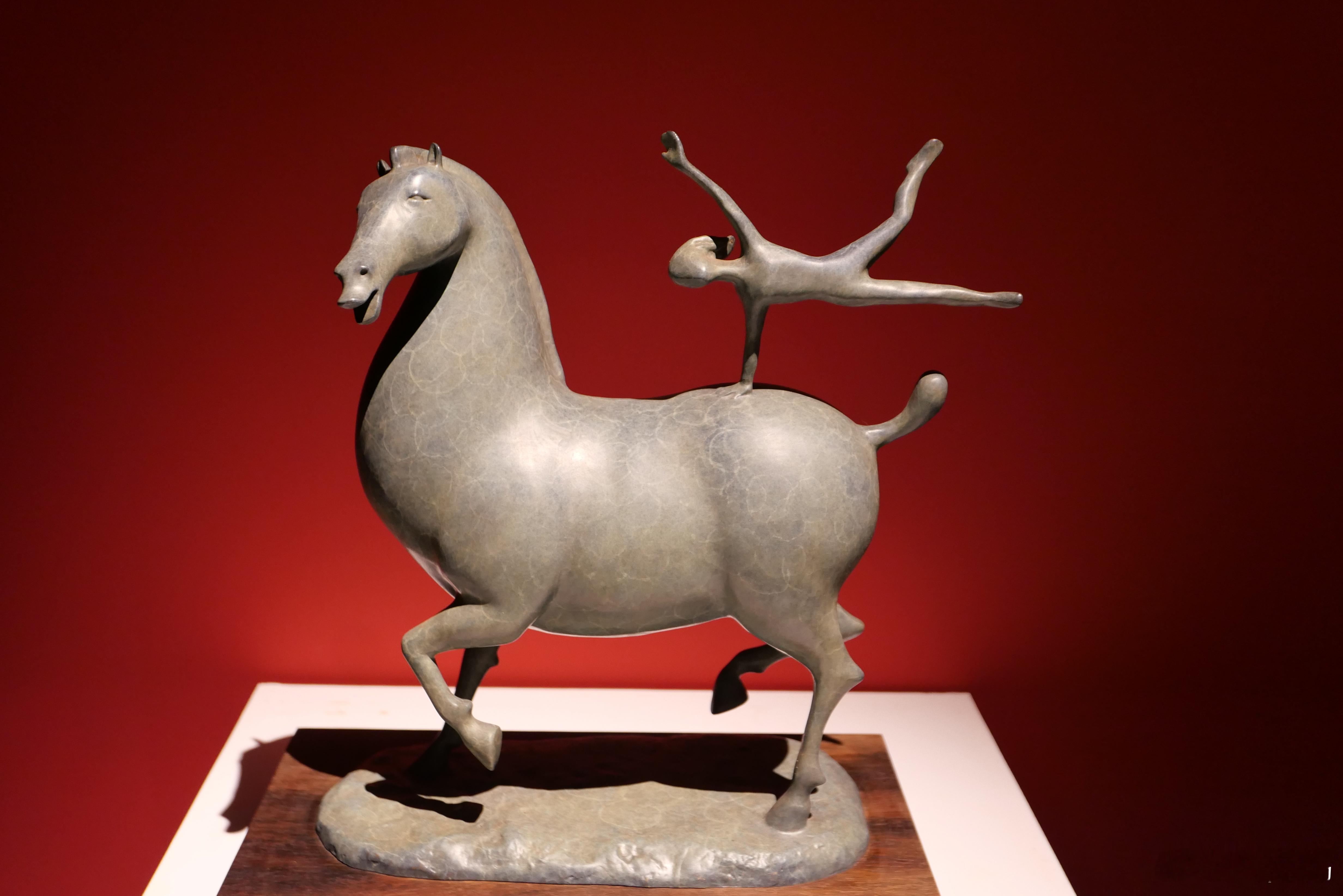 【泥痕心迹：青年目光与城市塑像】步入“穗上新征”展场，仿佛走进一座由泥土与思想共