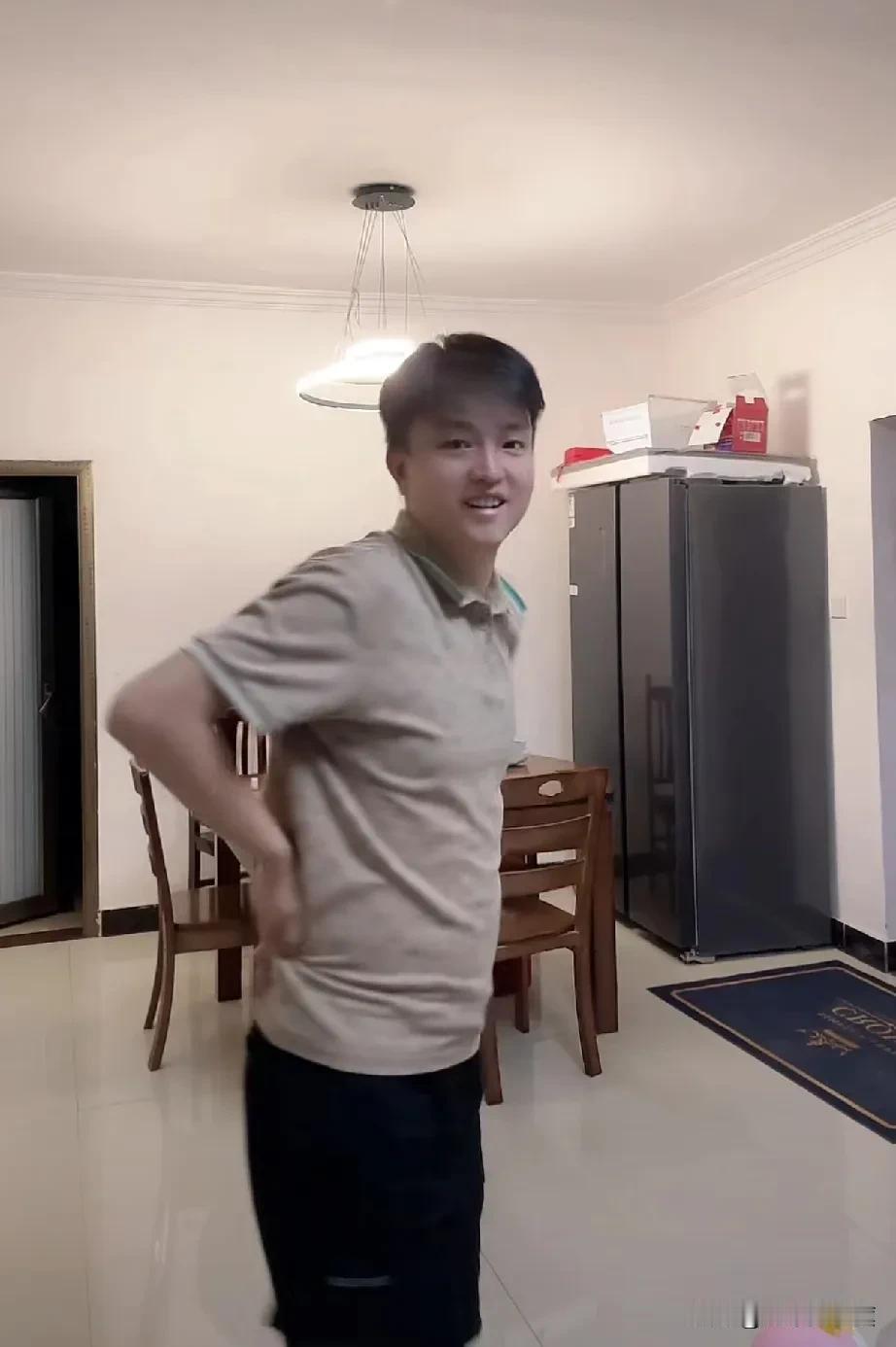 小松得了焦虑症，宣布不再打pk！

昨晚，时隔二十多天没有音信的小松突然开播了。
