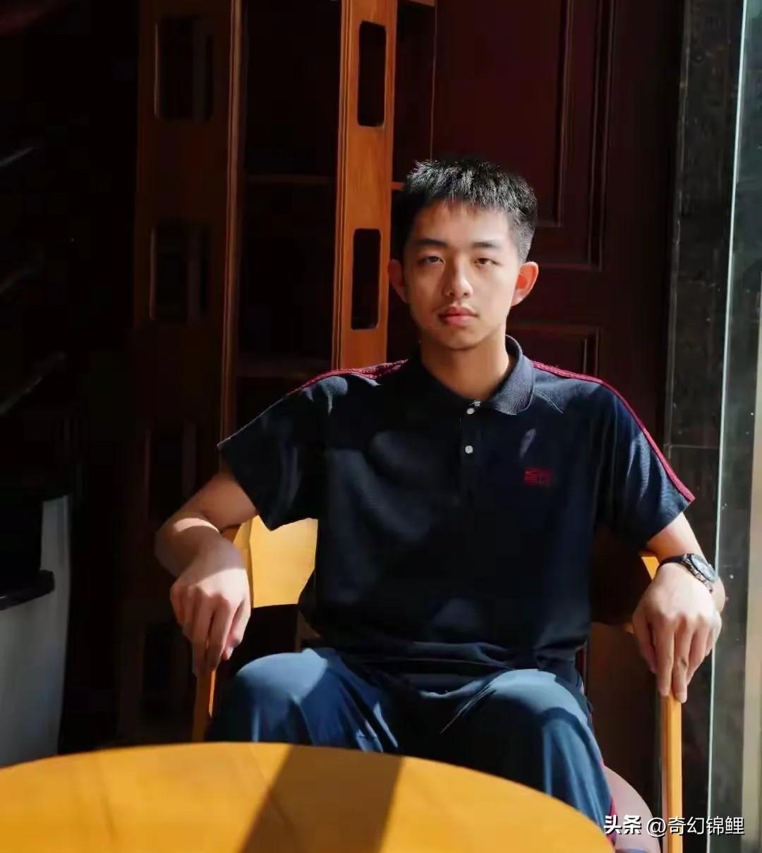 打破天赋魔咒，浙江温州知临中学的徐可，硬靠刷题，数学考出了满分的。他的理想学校是