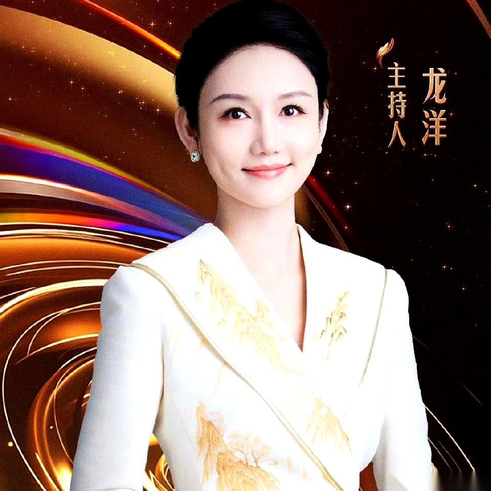 当初所有人都说，她是董卿的“接替者”。
这个帽子好大，压得人喘不过气。
结果呢？