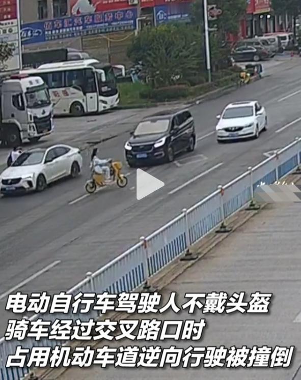 近日，湖南邵阳一位骑着电动车衣着清新的小姑娘，在车流中径直骑向对面，视汽车为无物