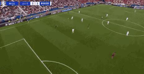 比利时这个后场组织进攻找得很精准，奥蓬达拿球后的突破下底传中很漂亮，错失几次机会