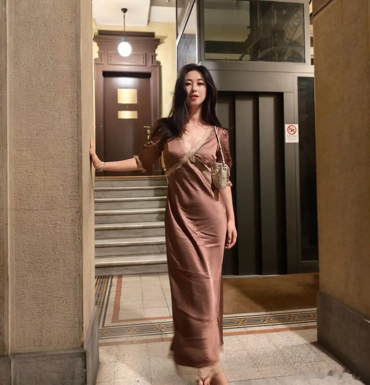 朱珠带老公女儿，现身意大利旅行！一家人在街头散步，撑着雨伞，松弛优雅，好像艺术照