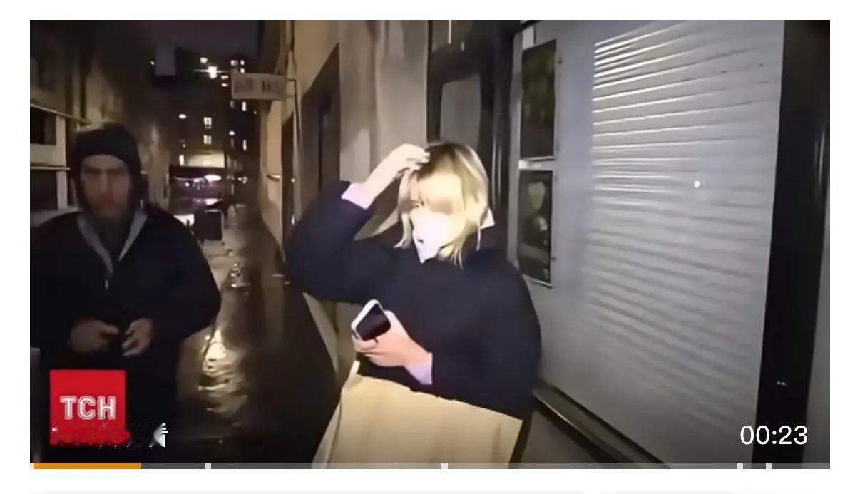 普京的女儿<私生>被TSN记者在巴黎找到。 
他们建议让莉莎·克里沃诺吉赫到基辅