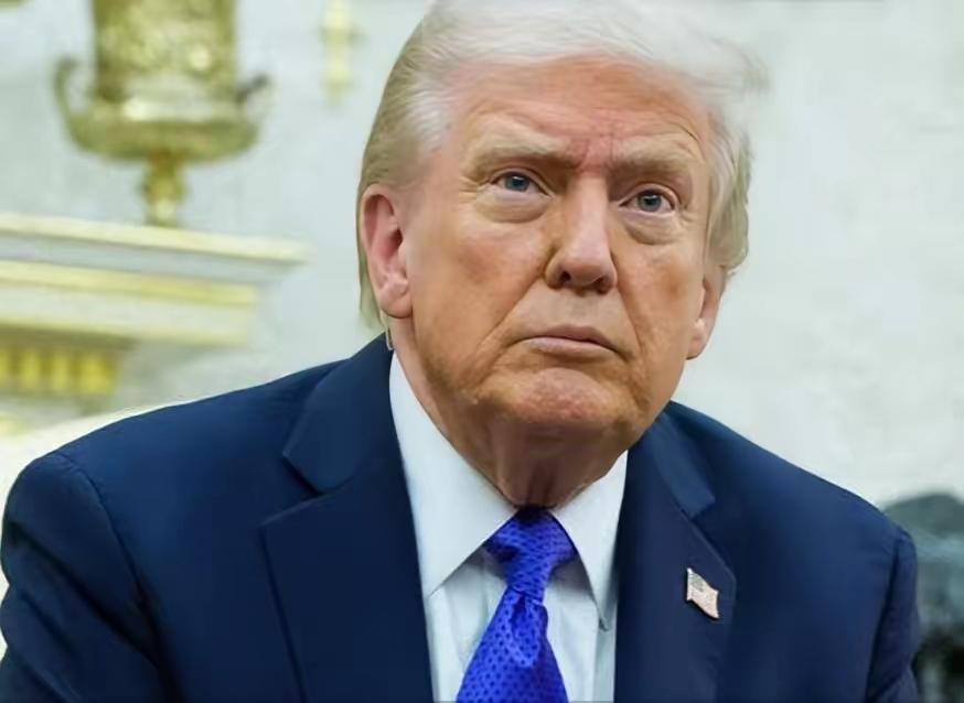 据《纽约时报》报道，特朗普在办公室会见英伟达首席执行官黄仁勋时，说每次和中国人谈