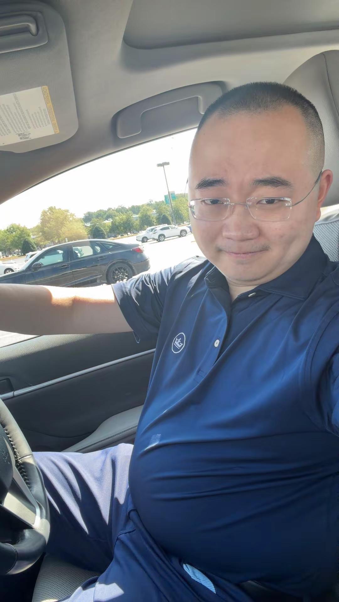 穿polo衫的男人 正装驾驶