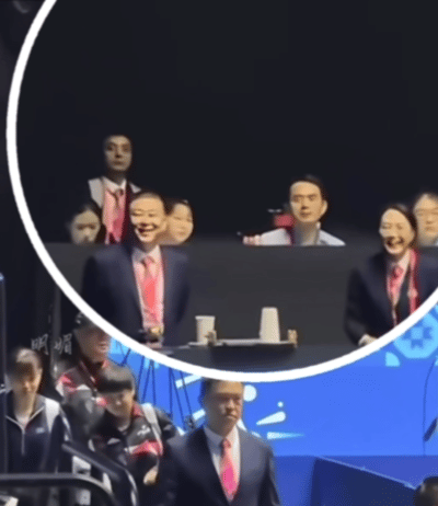 莎莎入场走错路工作人员都笑的不行，杨指把莎莎照顾的很好！


11.12，全运会