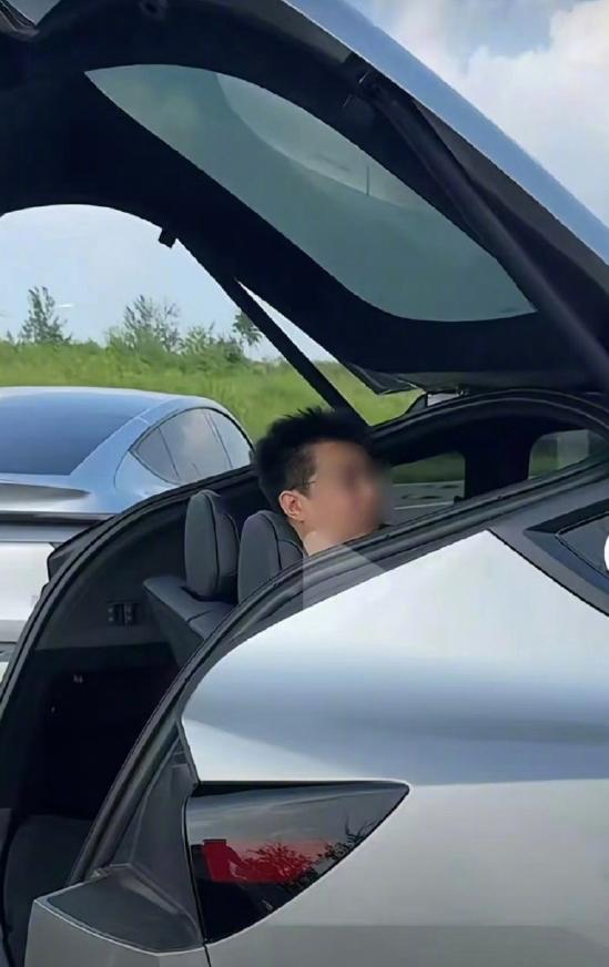 这张图形象说明有些尺寸的三排座SUV上的三排座真的就是将就，烤头+内侧腿摆放局促