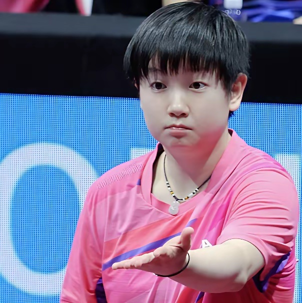 突然明白王楚钦那句话是啥意思了他是真的看得仔细他是怎么看出来的，孙颖莎看起来像小