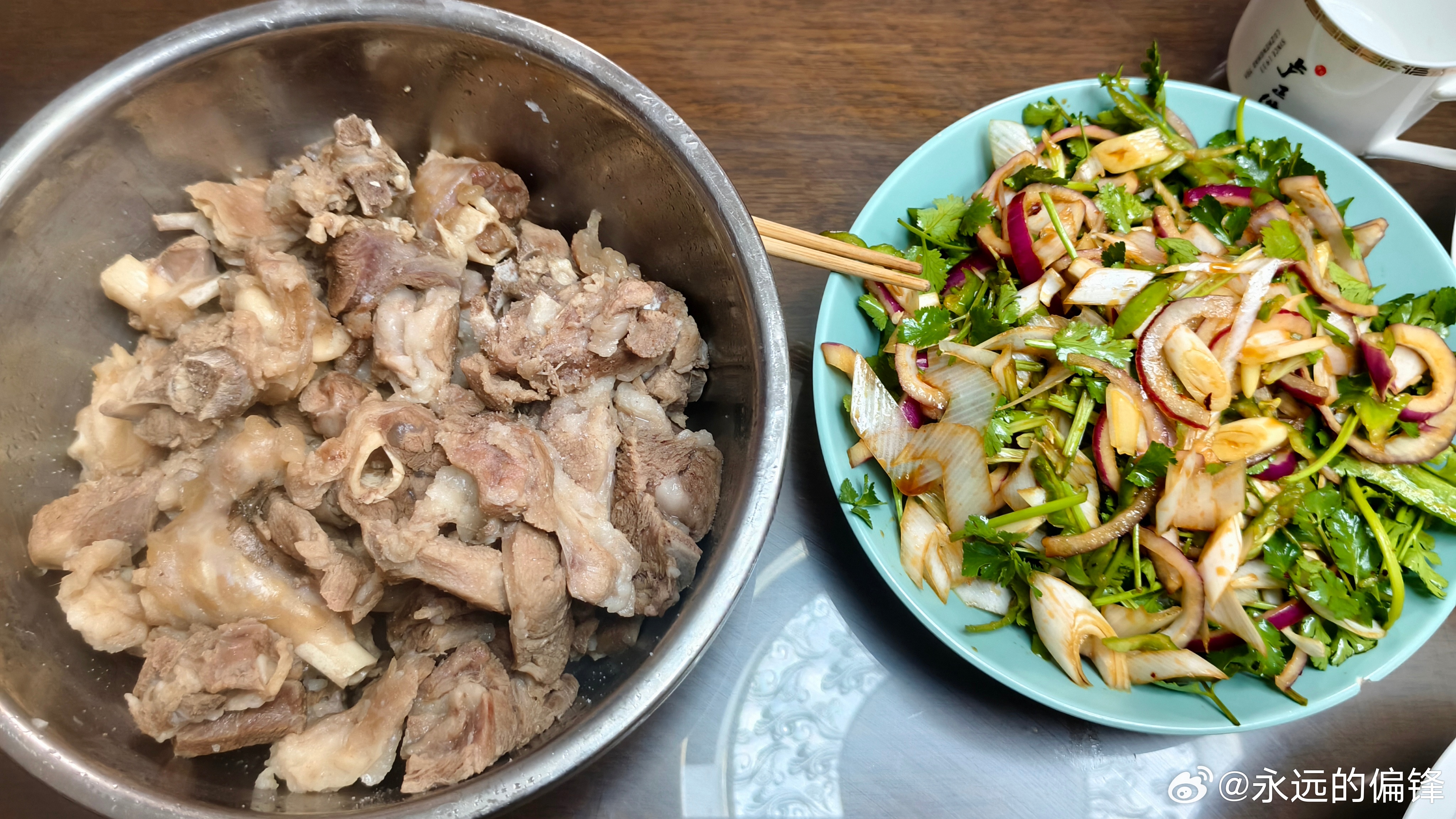 家庭版羊肉泡馍：羊腿和锅饼。锅饼也是死面的，替代泡馍还不错啊。做法非常简单。 
