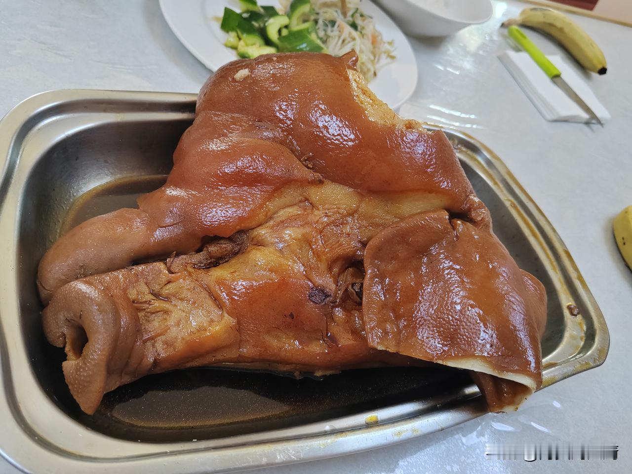 澳洲的猪头还是很便宜的，这次上伙食，我申请了8个猪头，前天伙食上来后，我特意检查