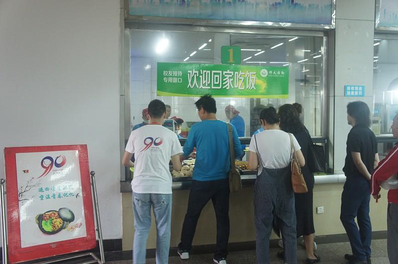 真正的校花，得靠能力和素养才能服众，内外兼修更要看知行合一有德为上！
九十年代北