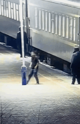 大哥这装扮#街头的抓拍瞬间# #摄影路人视角#