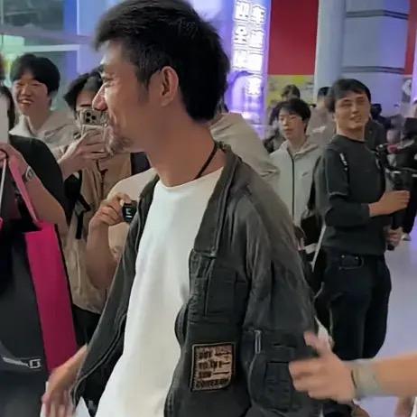 近日，网红阿四重新披着那件最经典的全球限量款破洞上衣走在商业街上，七八个00后少