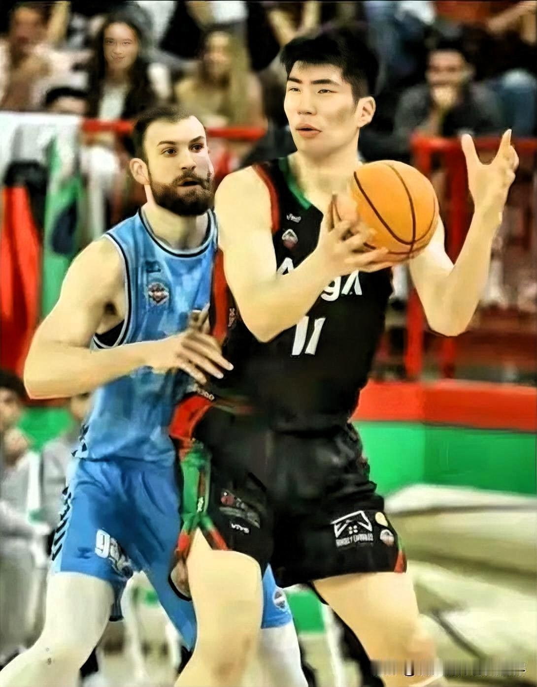 闹了半天，原来余嘉豪参加的不是西甲联赛而是西乙联赛，对于堂堂的中国男篮轮换中锋来