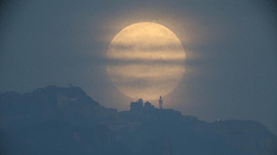 本年度最大“超级月亮”现身夜空，多地赏月图→