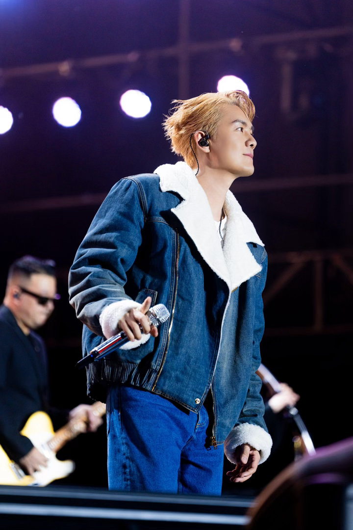 头一次见这么跨界的综艺班底 有些话题不是不能聊，是没找到对的人聊。现在，对的人凑