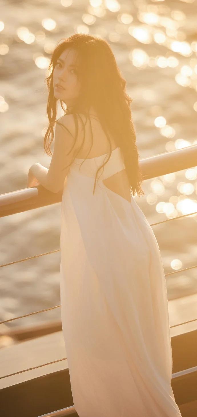 赵今麦海边氛围感壁纸｜白裙少女美到窒息✨
谁懂啊！赵今麦这组海边大片直接把青春感