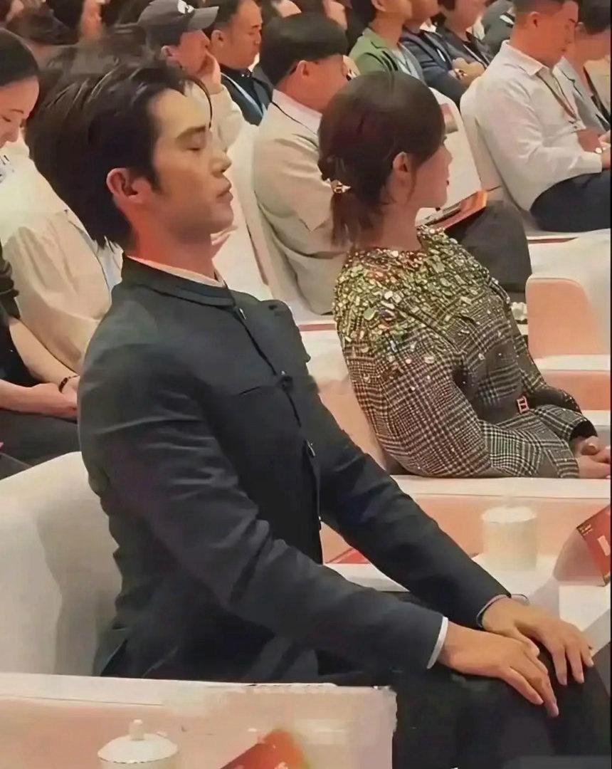 不怪旁边的女明星一脸尴尬，换我也是一样。 