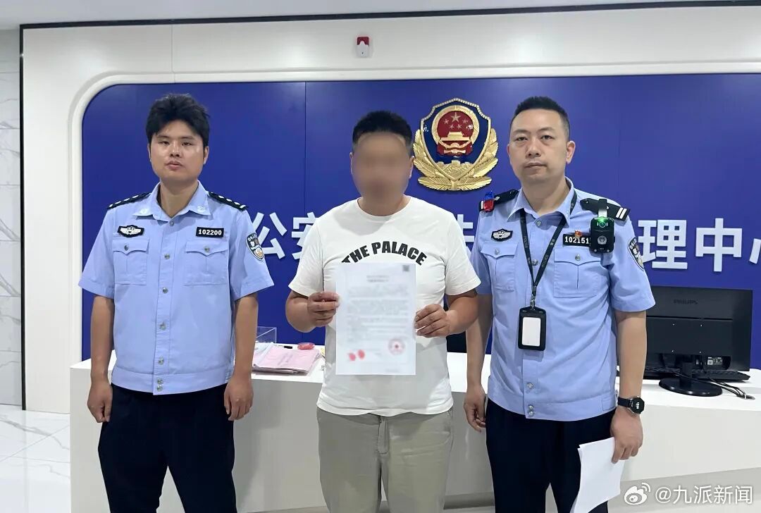 #网约车司机车内休息被传猝死#【#造谣转发司机车内猝死2人被罚#】8月4日中午1
