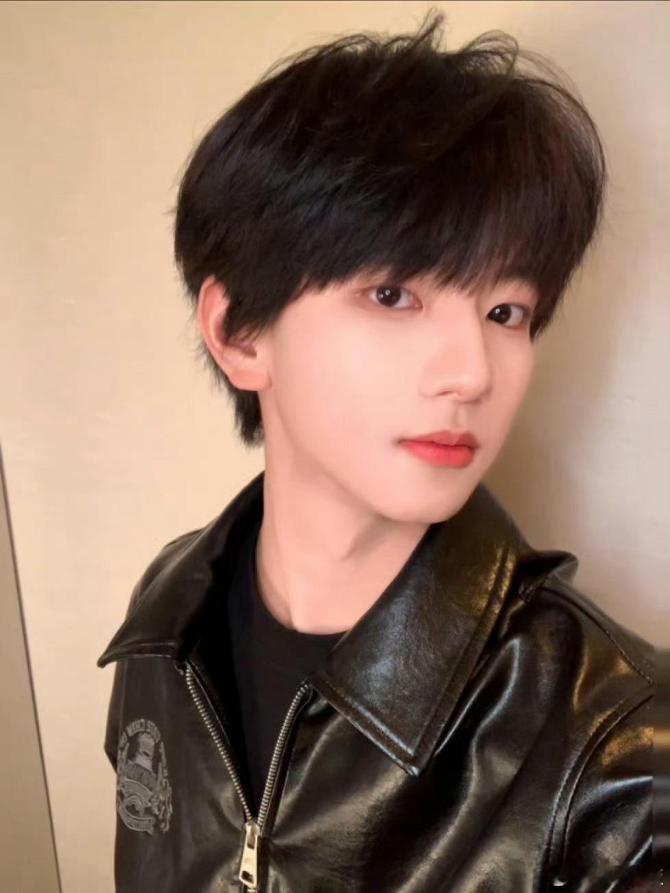 穆祉丞顺毛 穆祉丞今日高会更新！顺毛刘海搭配白皙肤质，整个人透着一股清甜的少年气