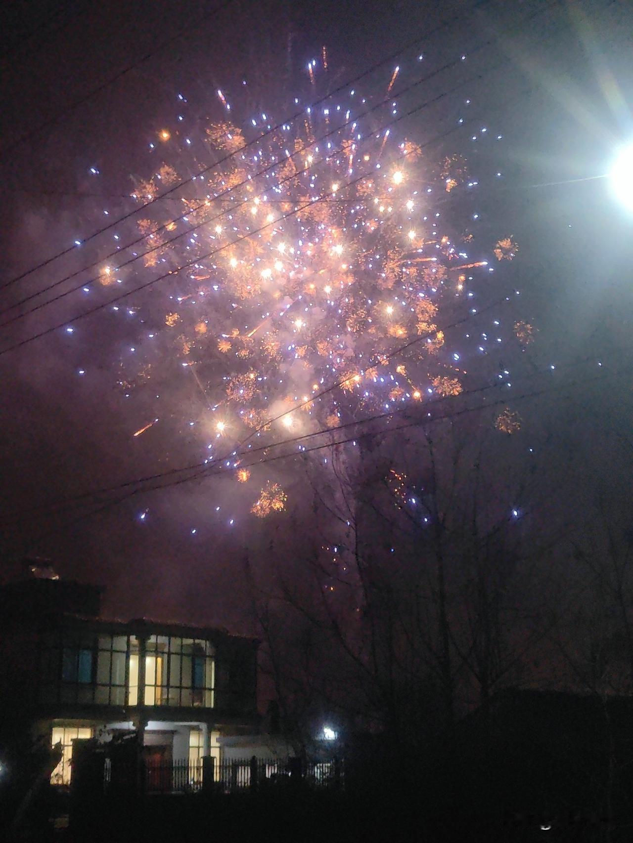 一年一度的烟花盛宴，今年好好欣赏一下，不知道明年还能不能买到烟花。
  前天去买
