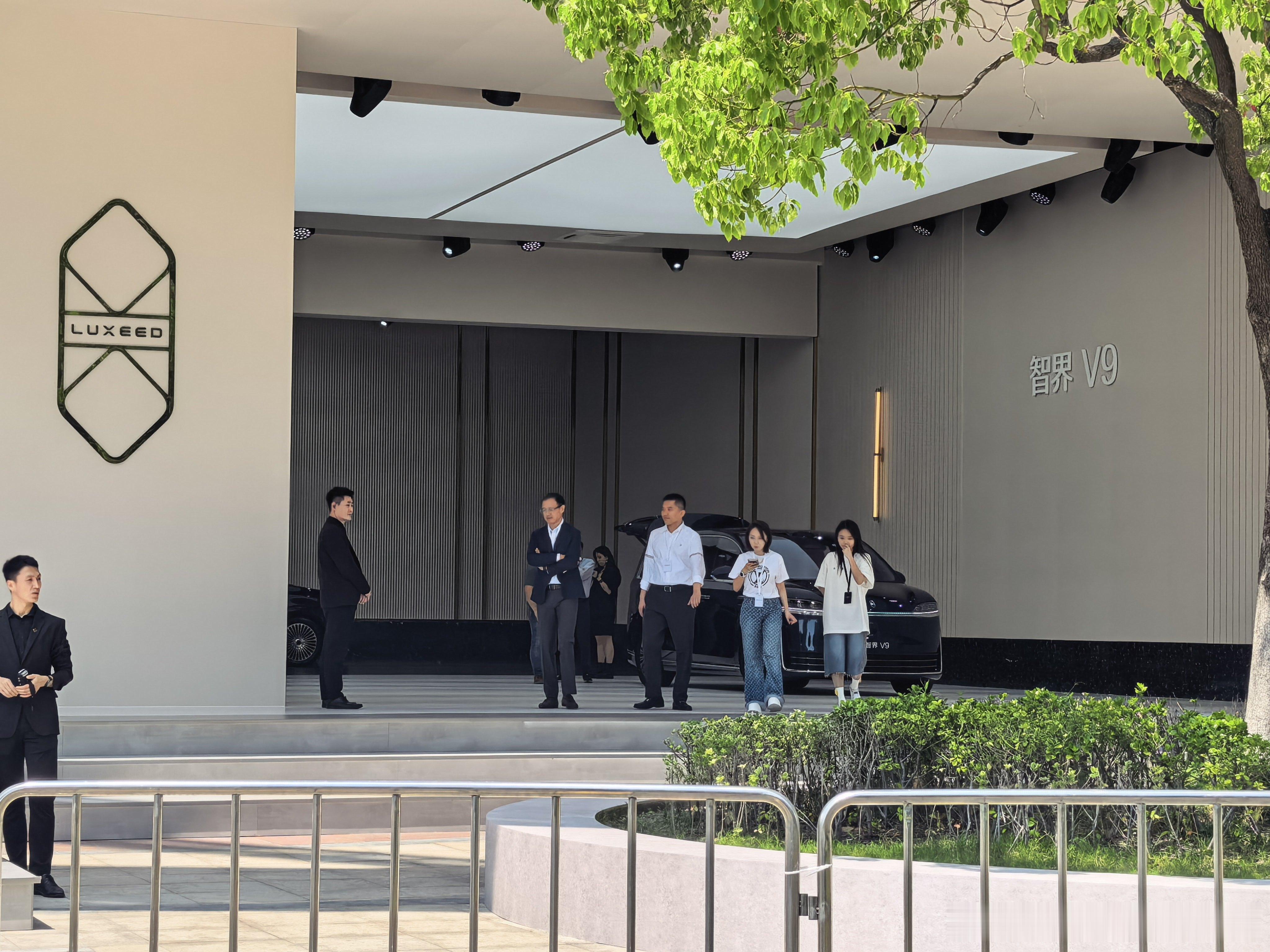 失踪人口回归，三巨头鸿蒙智行智界v9上市发布会