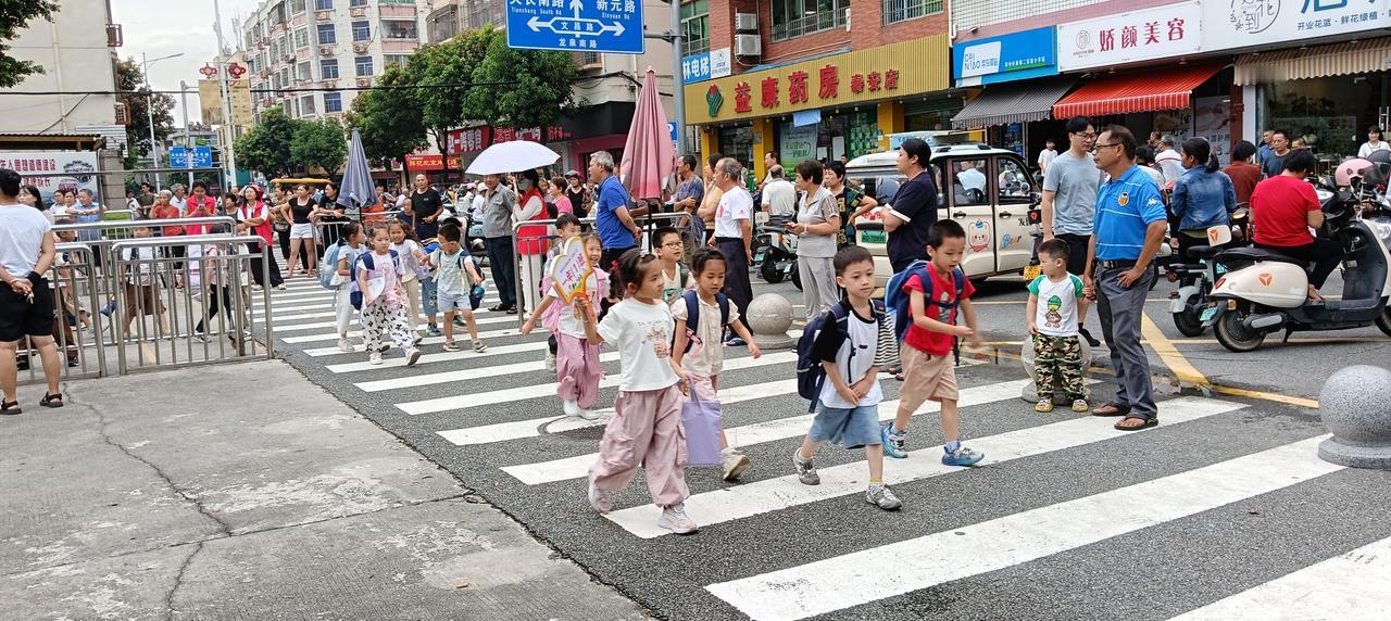 今天是星期一，中午放学时，读小学小孙子掏出来了一根棒棒糖给我（爷爷）看，说是语文