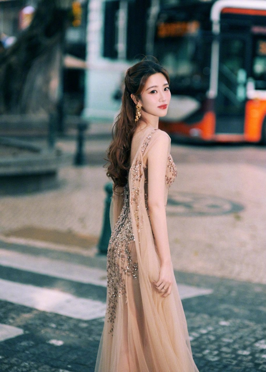 张纯烨跨年主持弹琴好全面跨年演唱会最忙碌的人诞生了 