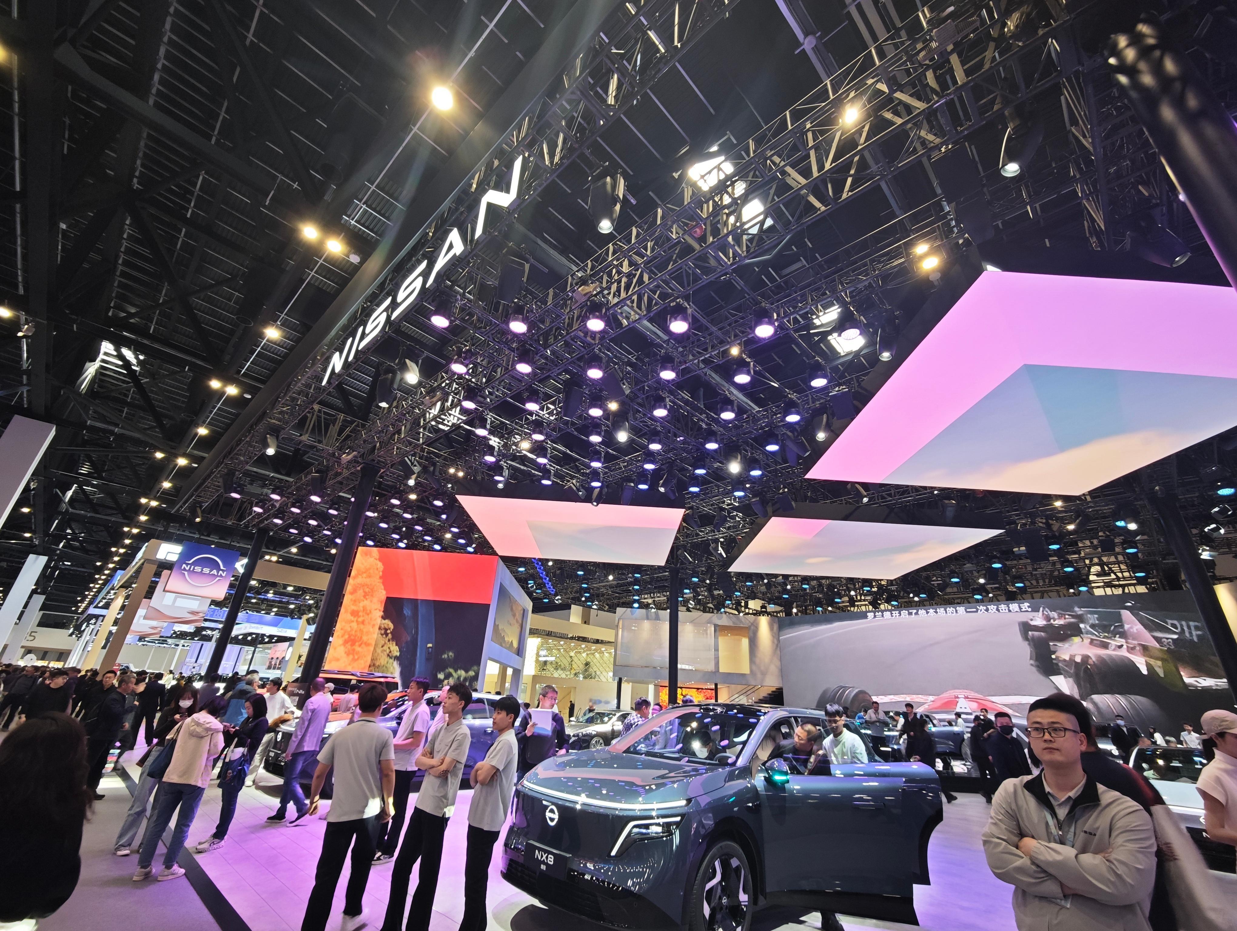 Nissan地板是车展唯一嘎吱嘎吱响的哈哈哈，真的非常有趣大写心疼Nissan一