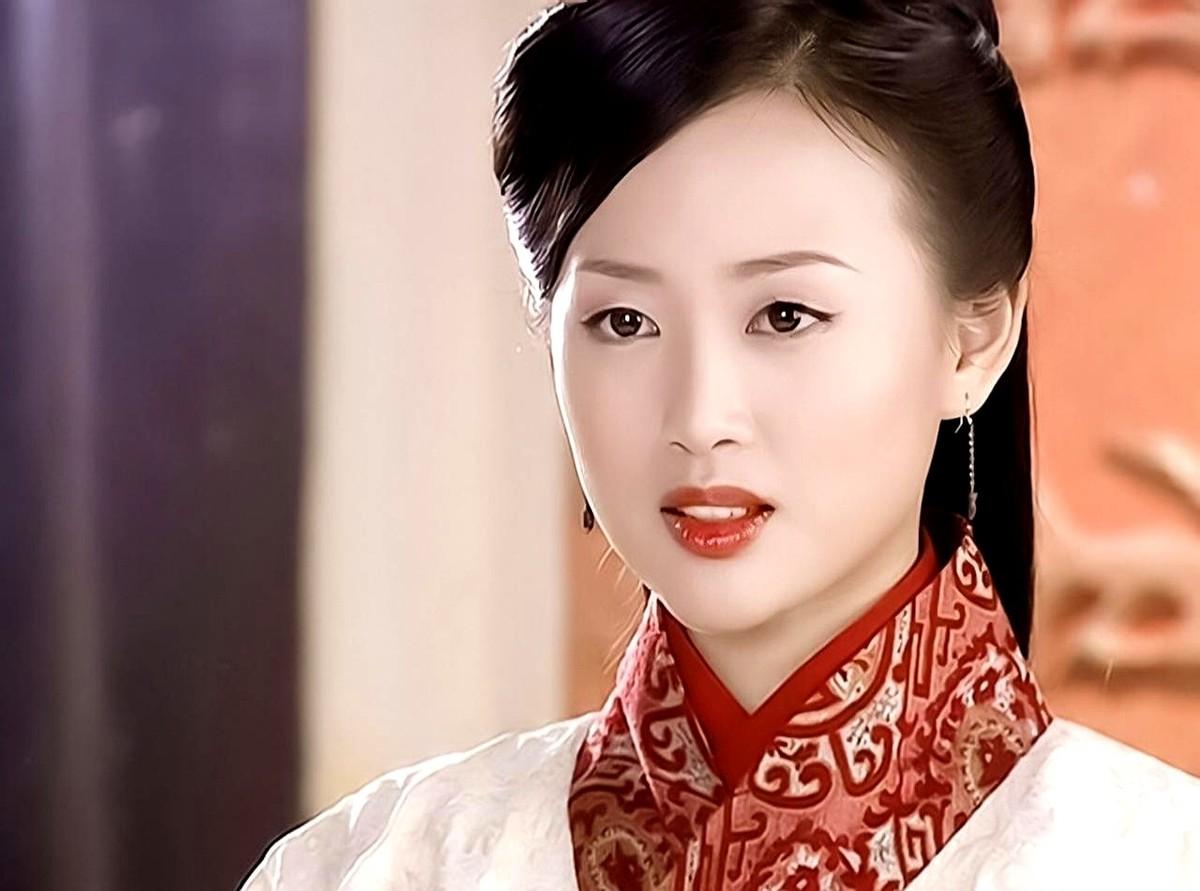 熬到连孙子都满地跑了，自己居然还是个随时能被扫地出门的“实习生”。
这事儿搁谁身