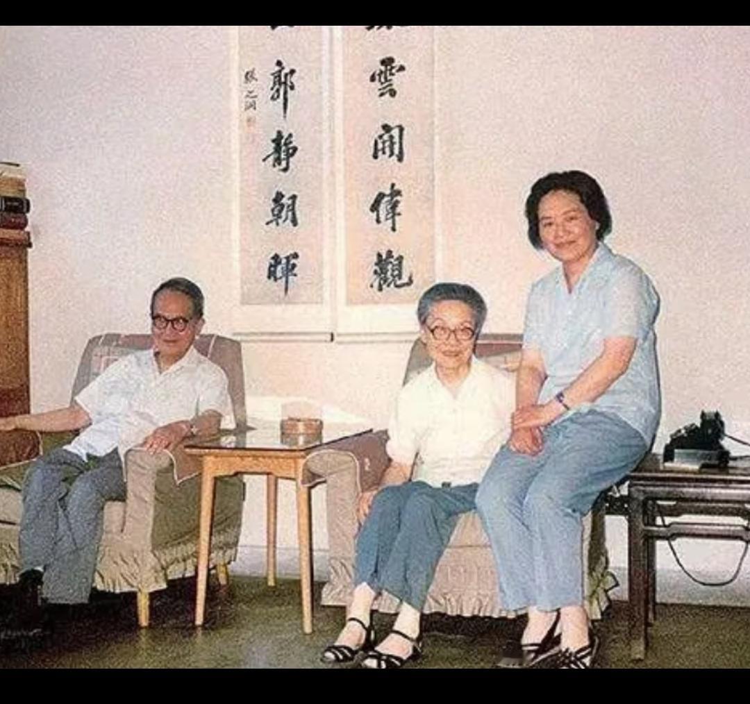 中午，广州又下起了雨。淫雨霏霏，间或有轰隆隆的闷雷从头顶滚过。雨势时疏时密，看这