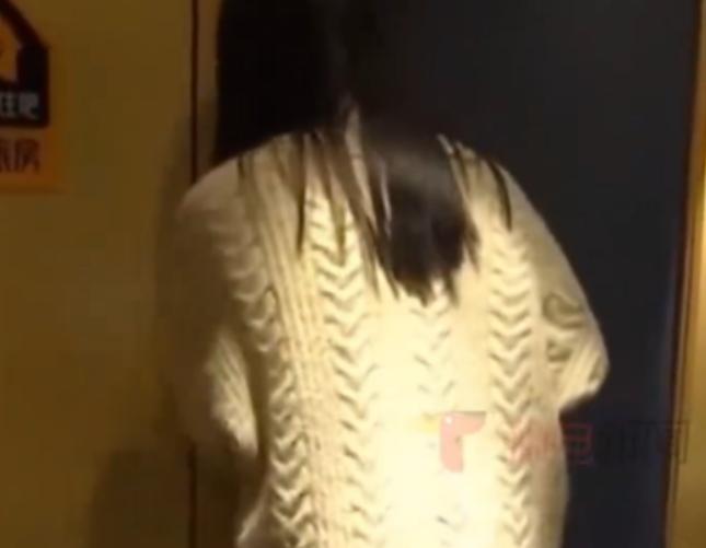 贵州，一女子在诊室里接受治疗，当时正脱裤检查，身体也是光 溜溜的，一陌生男子直接