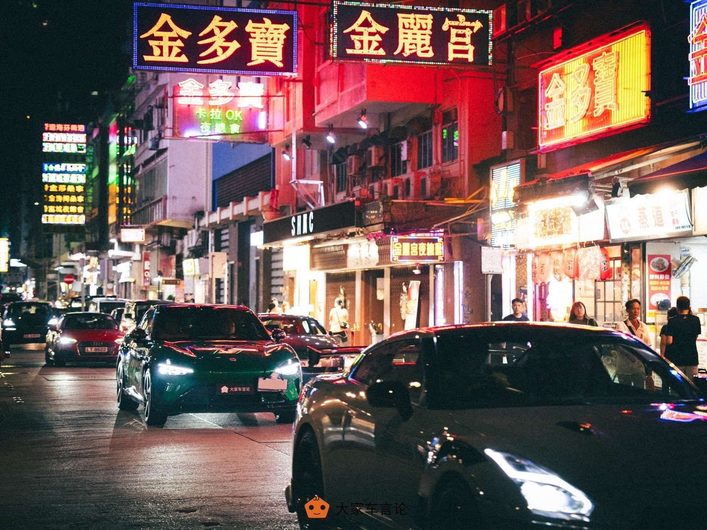 连夜出图。九十年代港片味道的旺角，与2025年新能源车的碰撞。旺角还是那个旺角，