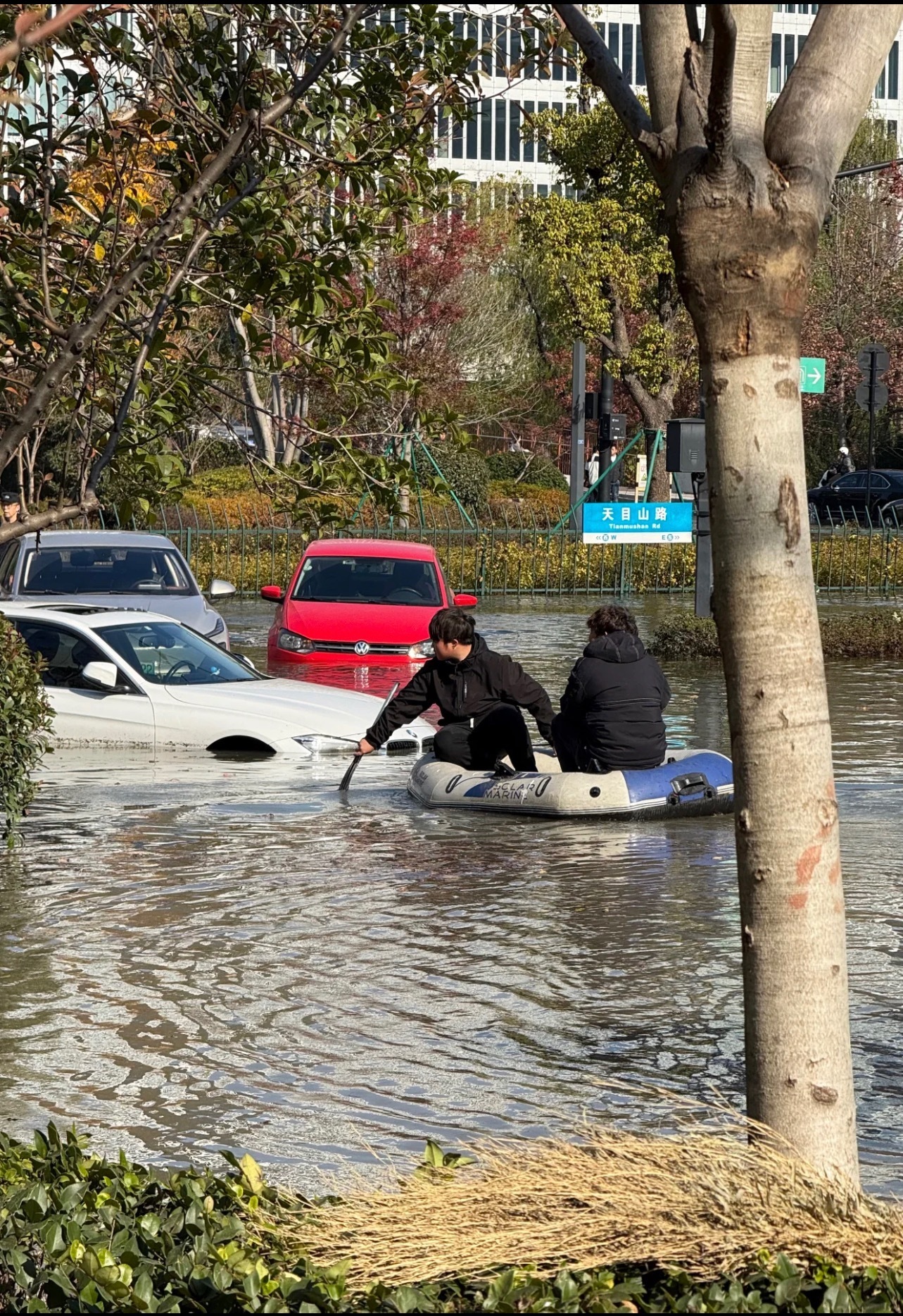 浙江杭州一管道漏水有车被淹 ，知道漏水了，没想到漏成汪洋大海了啊杭州古墩路C口！