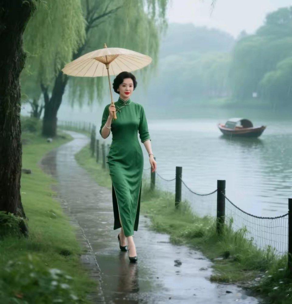 雨丝斜斜织着江南的朦胧，赵雅芝一袭墨绿旗袍立在廊下。领口盘扣缀着细碎光，裙摆随微