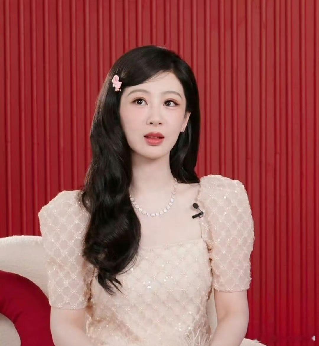 杨紫迪丽热巴直播图一个温柔灵动，一个漂亮大气，两位状态都特别好，同框真的很养眼，