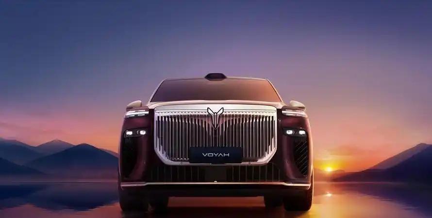 三腔空气悬架系统配备4种刚度调节模式，过坎冲击度降低13%，余震收敛性提升40%