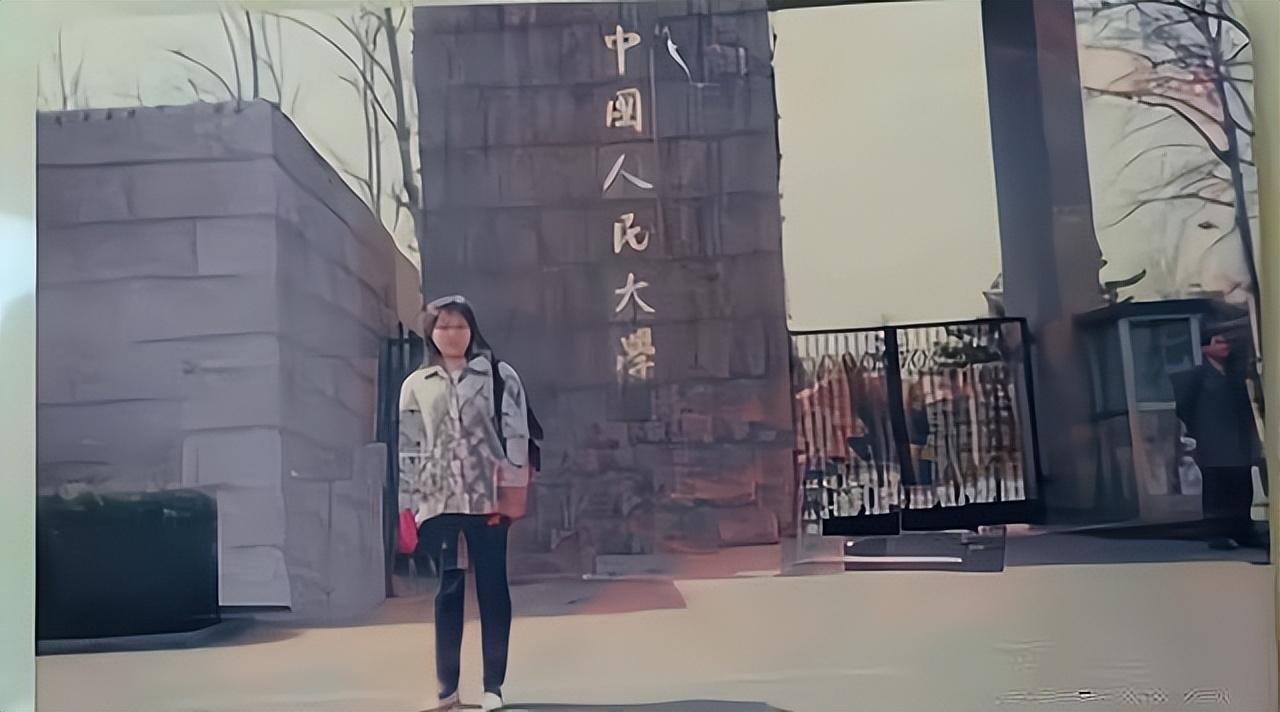 692分考进人大，毕业嫁光棍生6孩，沦为低保户，到底是谁毁了她？
伍继红出生农村